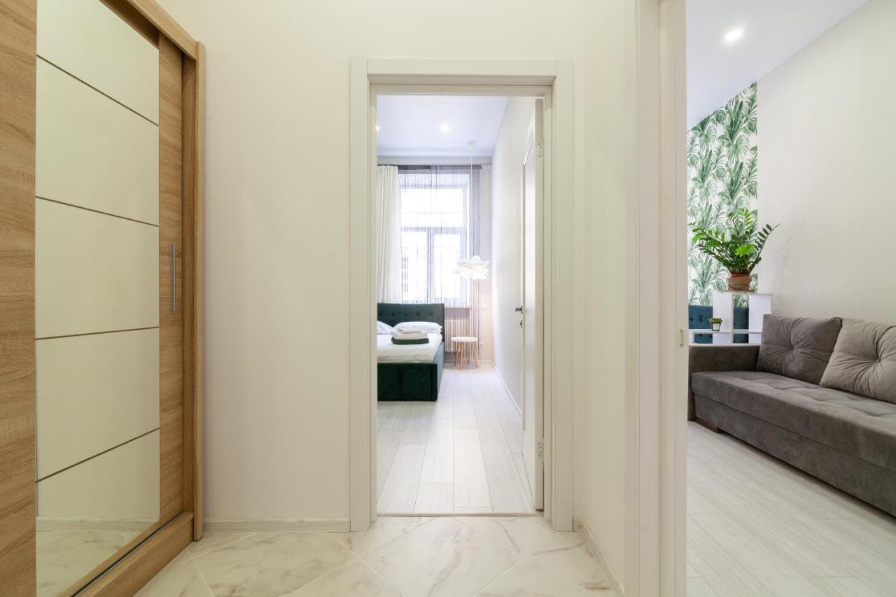 Bv Apartments Cozy In Center Lviv Bagian luar foto